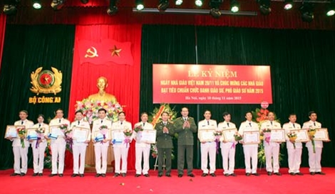 ຍ້ອງຍໍບັນດາຄູອາຈານດີເດັ່ນເນື່ອງໃນໂອກາດວັນຄູຫວຽດນາມ20/11